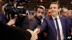 Fransa Cumhurbaşkanı Emmanuel Macron ve koruması Alexandre Benalla (Arka ortada)