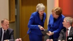 (Soldan sağa) AB Komisyonu Başkanı Donald Tusk, İngiltere Başbakanı Theresa May ve Almanya Başbakanı Angela Merkel