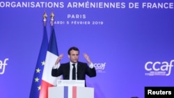 Fransa Cumhurbaşkanı Emmanuel Macron, Fransa Ermeni Organizasyonları Koordinasyon Konseyi’nin yıllık yemek davetinde yaptığı konuşmada, seçim kampanyasında vaat ettiği üzere resmi anma takvimine 24 Nisan tarihini “Ermeni Soykırımını Anma Günü” olarak ekleyeceğini açıkladı