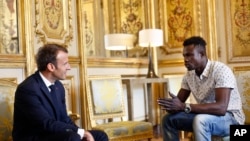 Kahraman Malili göçmen 'Örümcekadam' Mamoudou Gassama, Elysee Sarayı'nda Cumhurbaşkanı Macron'la görüştü