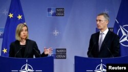 AB Dış İlişkiler ve Güvenlik Yüksek Temsilcisi Federica Mogherini (solda) ve NATO Genel Sekreteri Jens Stoltenberg (arşiv)